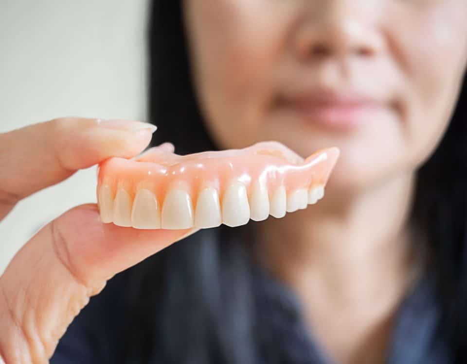 5-essential-tips-for-maintaining-healthy-and-comfortable-dentures