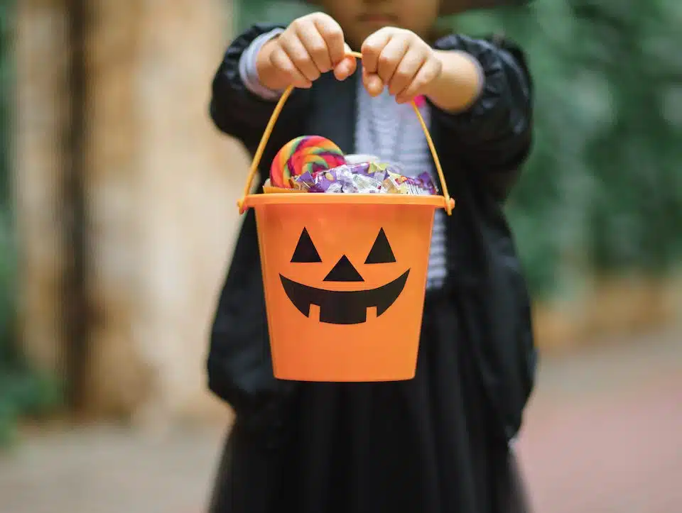 your-smile-and-halloween-candy-a-fun-delicious-but-spooky-combo